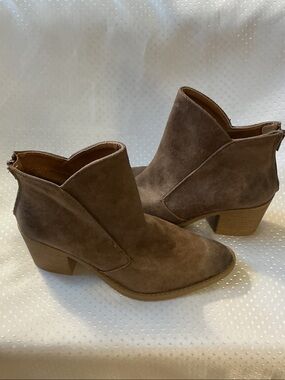 Qupid Brown Suede Low Block Heel Ankle Booties